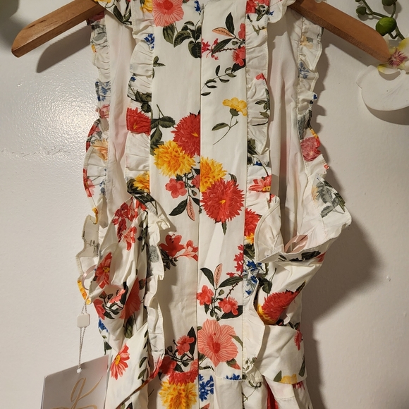 GAL MEETS GLAM Beverly Floral Romper - Picture 8 of 16